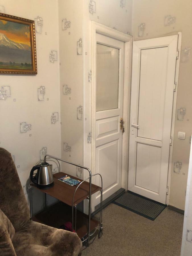 Second Room 耶烈万 外观 照片